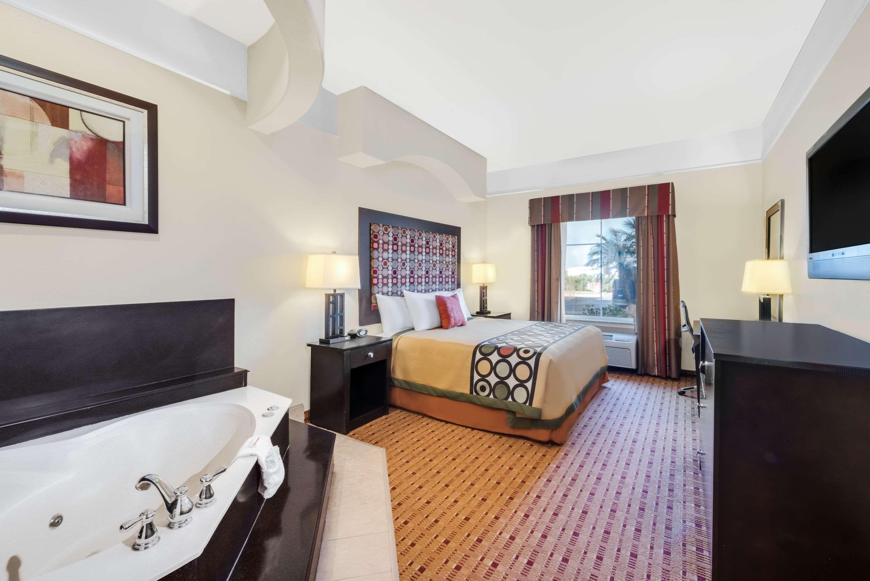 Super 8 By Wyndham Hidalgo At La Plaza Mall & Mcallen Airport Luaran gambar