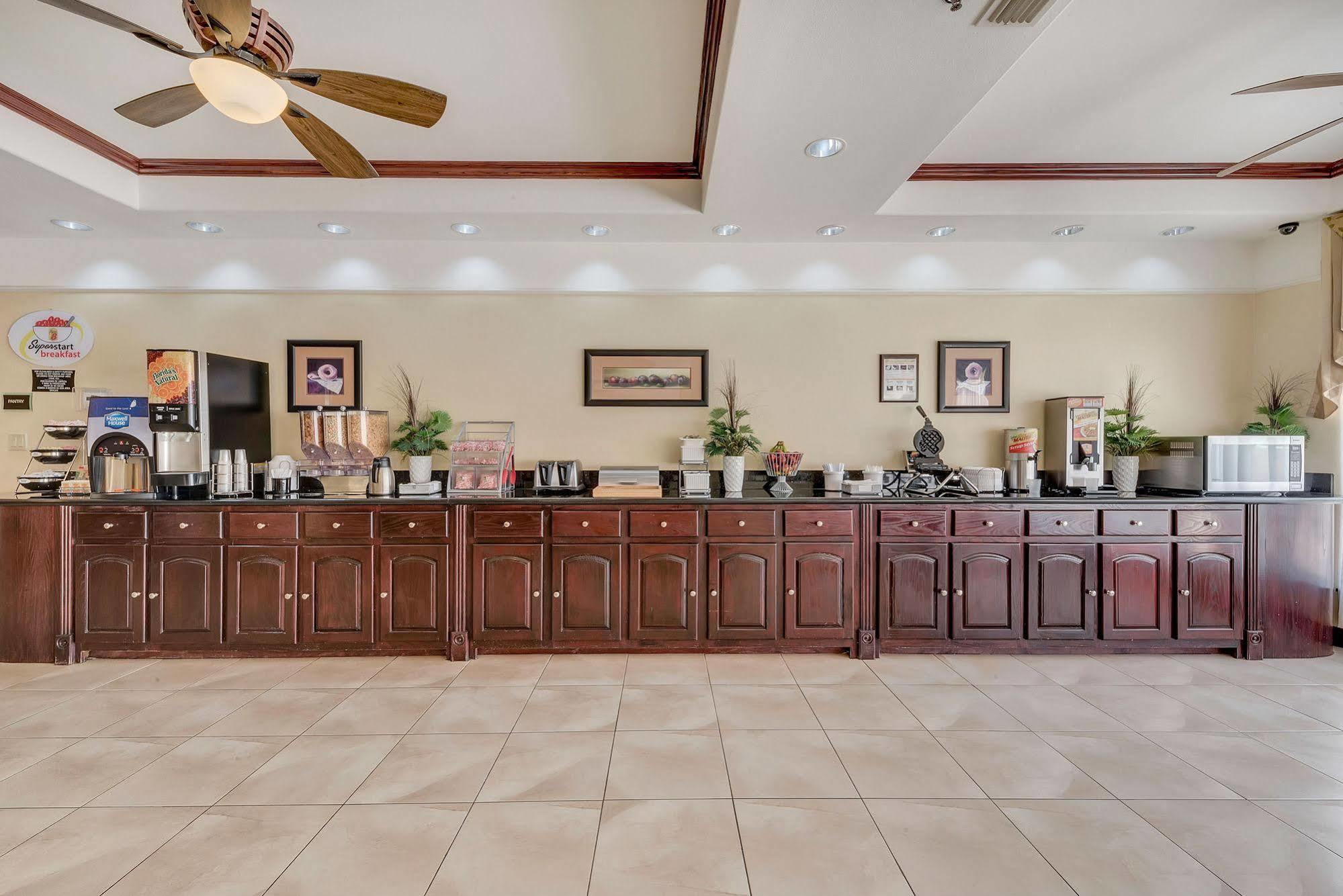 Super 8 By Wyndham Hidalgo At La Plaza Mall & Mcallen Airport Luaran gambar