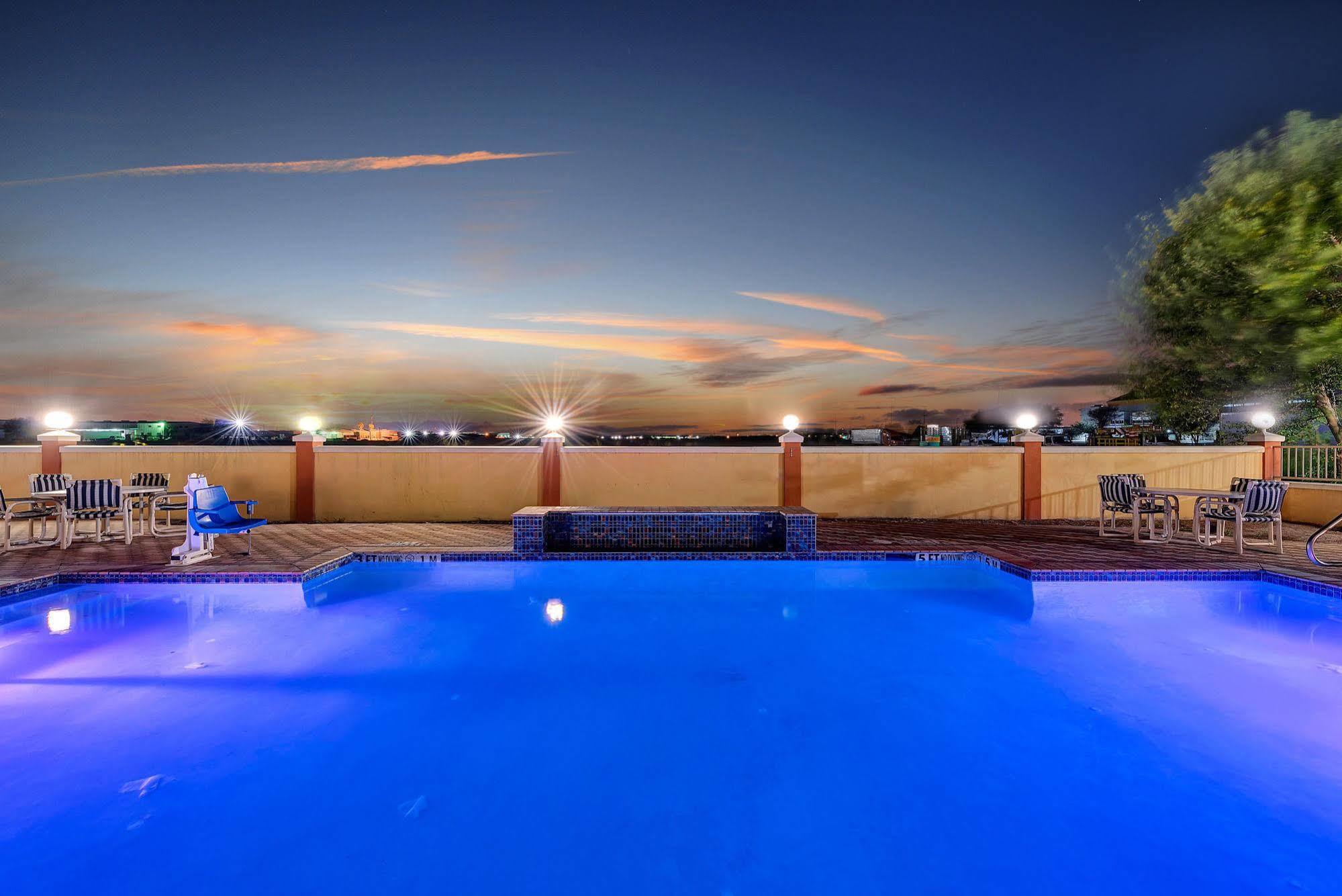 Super 8 By Wyndham Hidalgo At La Plaza Mall & Mcallen Airport Luaran gambar